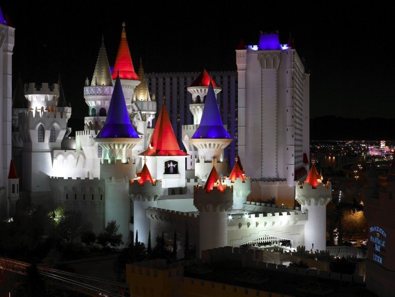 Здание Excalibur Hotel and Casino в ночных огнях